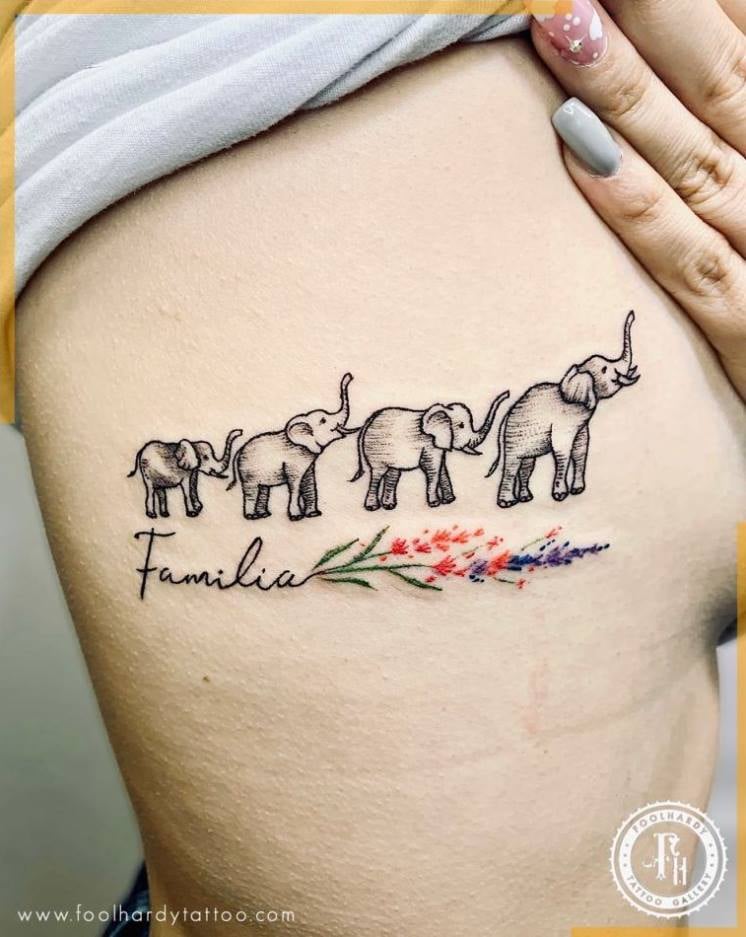 1 TOP 1 tollkühne Tattoo-Galerie Wortfamilie Elefanten, die die Mutter und drei Kinder darstellen, außerdem Zweig mit farbigen Blumen