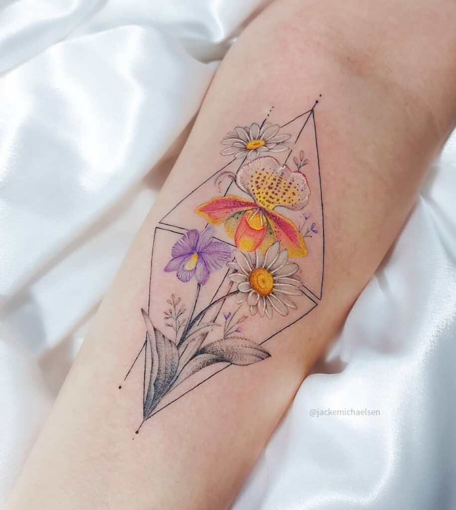 10 Tatouages de l'artiste Jacke Michaelsen BR Beau losange sur l'avant-bras avec des fleurs de différentes espèces à l'intérieur des feuilles de pistil marguerite violette
