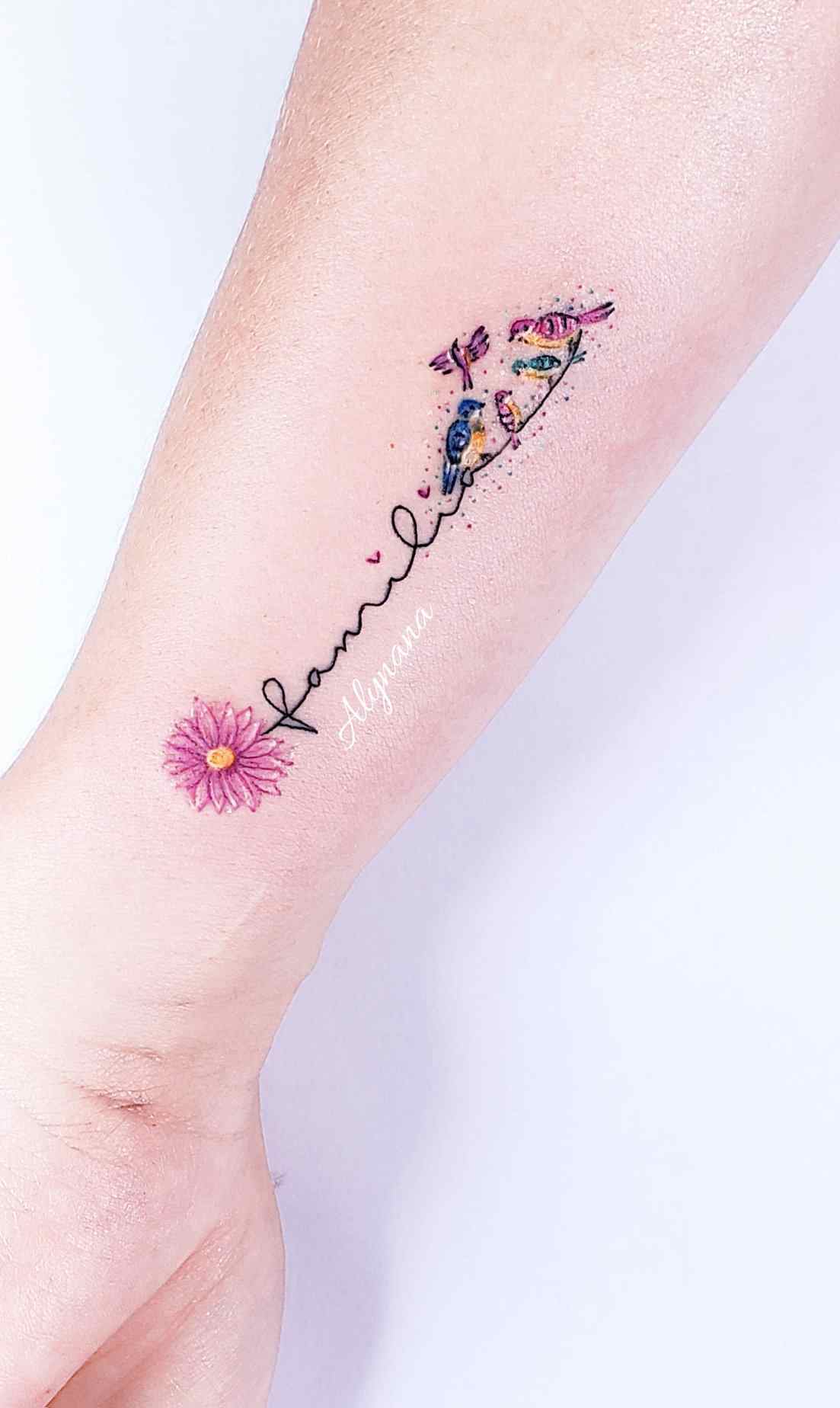 100 delicati tatuaggi colorati dell'artista Alynana Famiglia rappresentata con uccelli sull'avambraccio con fiori