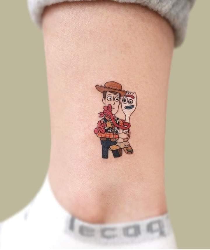 111 Tatuaggio legnoso dello sceriffo del personaggio di Toy Story dei cartoni animati sul polpaccio