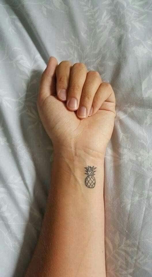 129 tatuagens simples e bonitas de abacaxi no pulso