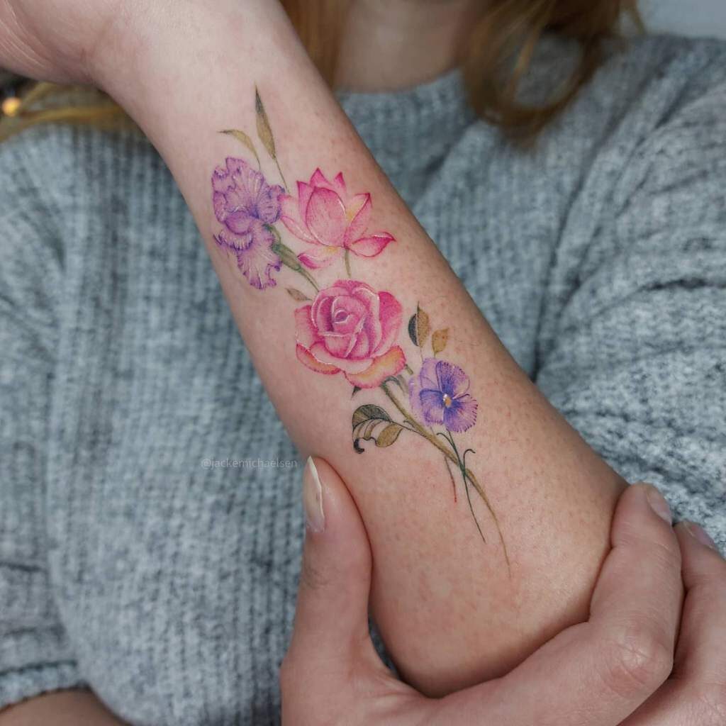 13 Tatuaggi dell'artista Jacke Michaelsen BR Bouquet di fiori rosa e viola sull'avambraccio