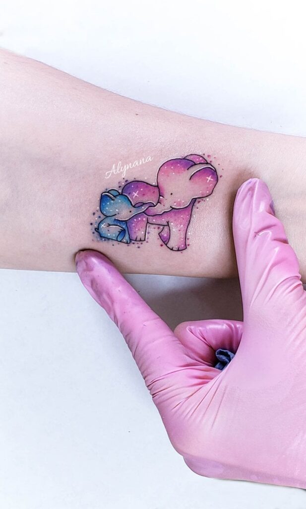 13 Estudio Alynana Tattoo CDMX Elefante Mãe com Bebê Elefante Filho com tromba segurando no antebraço