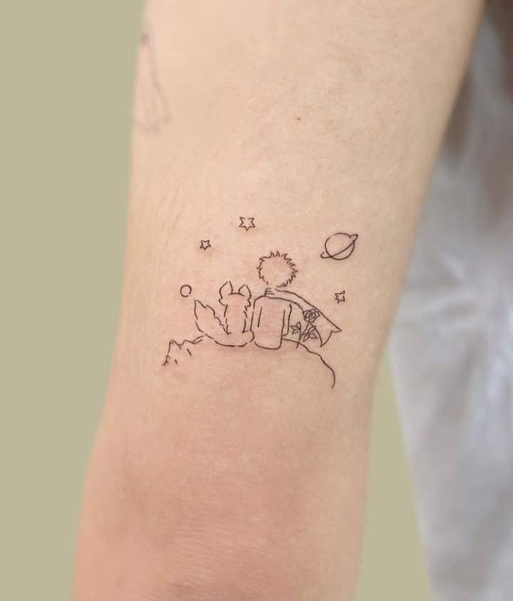 147 Tattoo Cartoon O Pequeno Príncipe nas costas vendo as estrelas e Saturno na lua com contorno de raposa