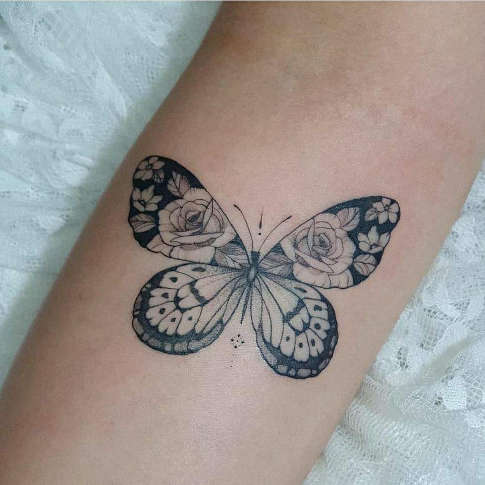 15 Tatuaggi dell'artista Jacke Michaelsen BR Farfalla nera con sfondo floreale sulle ali del braccio