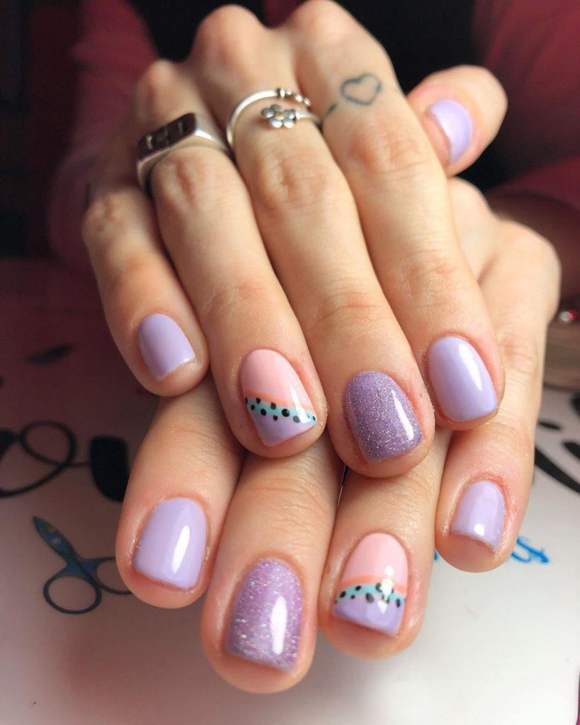 15 Disenos de Unas Nails Violeta con Glitter rosado con diagonales celeste con puntos negros