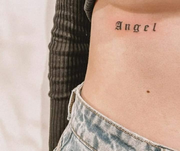 15 Tatuaje de Alas Palabra angel debajo del pecho