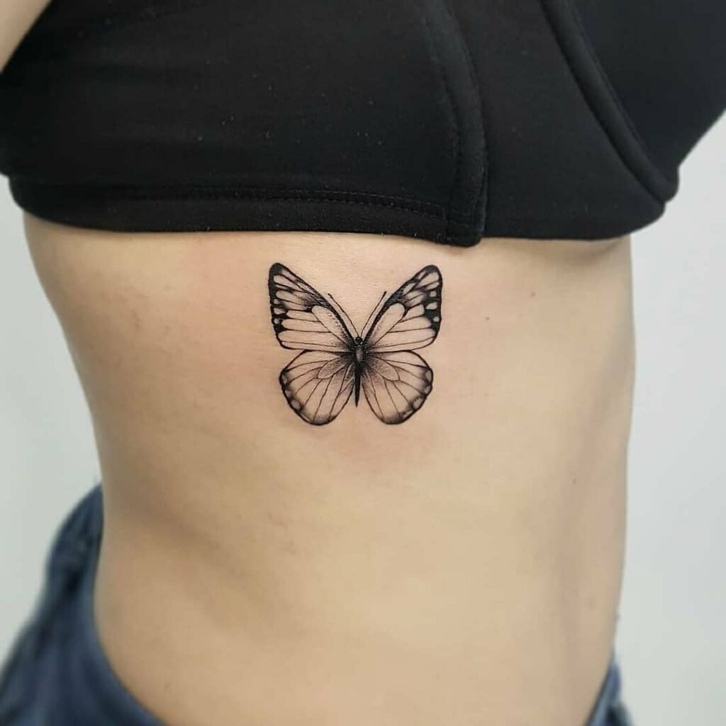 16 tatuagens de borboleta preta do artista Jacke Michaelsen BR nas costelas
