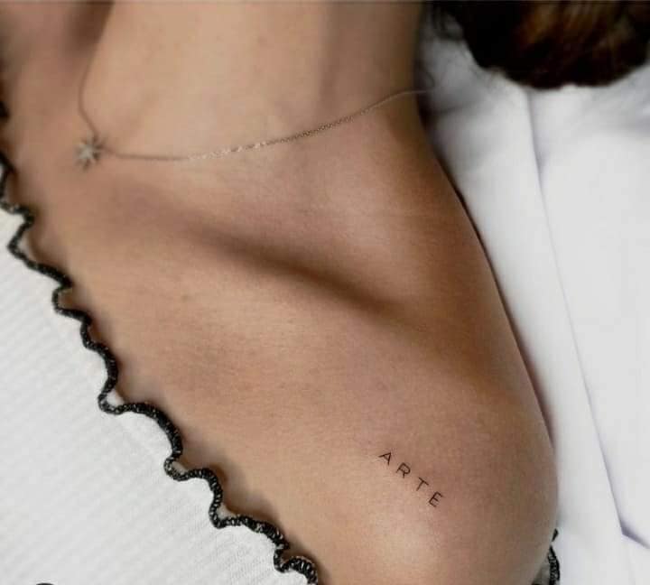 16 ali Word Art Tattoo sulla clavicola