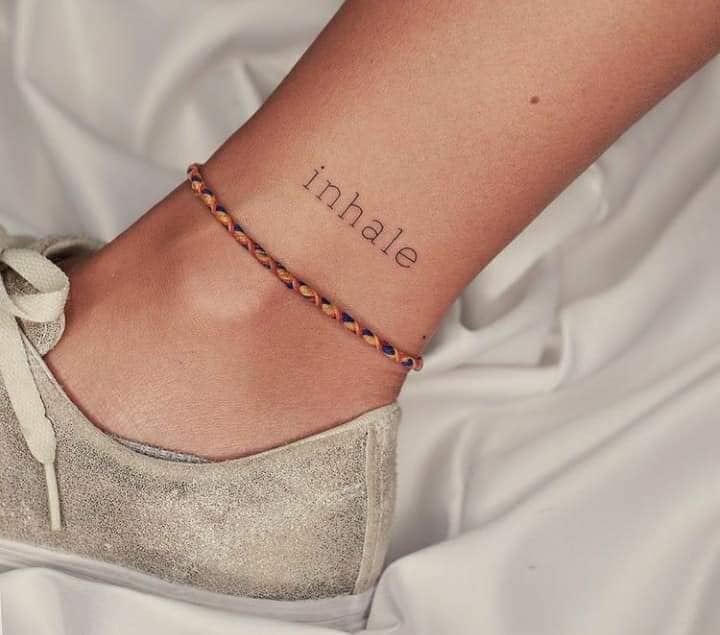 16 Parola del tatuaggio delle ali Inspira inspira sulla caviglia