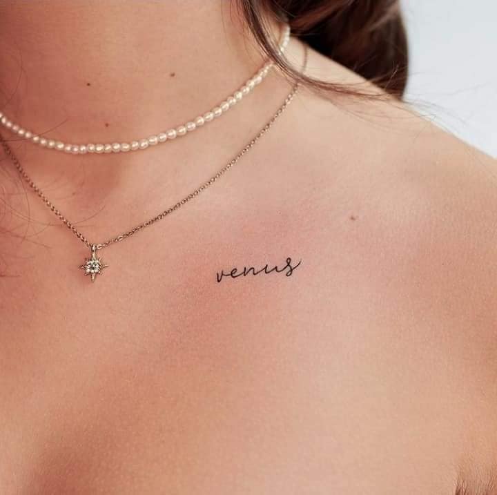 17 parole tatuaggio delle ali di Venere sulla clavicola