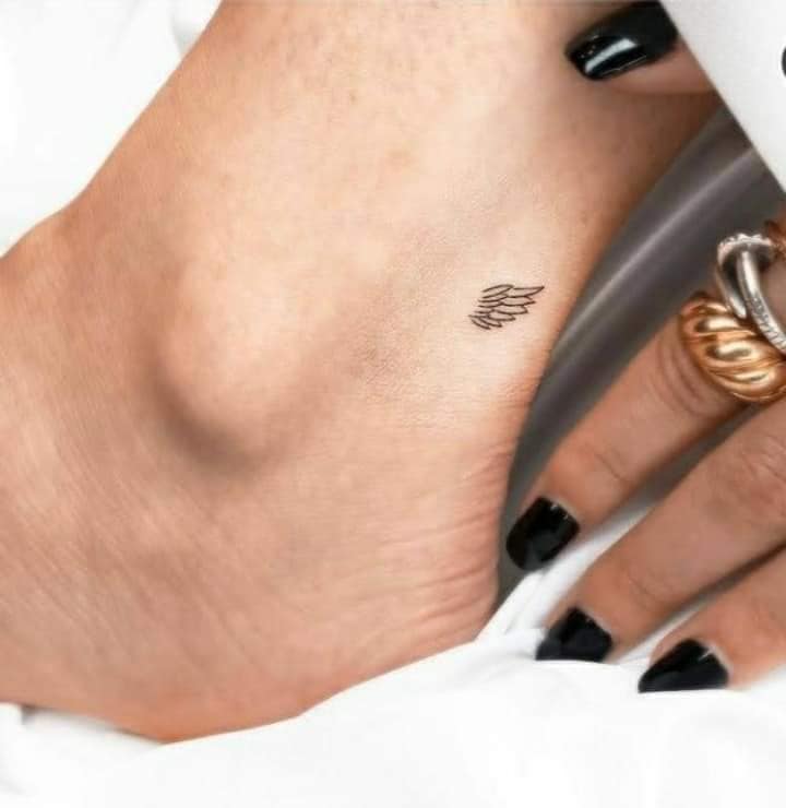 17 Tatuaje de Alas Pequenisima ala de angel en tobillo