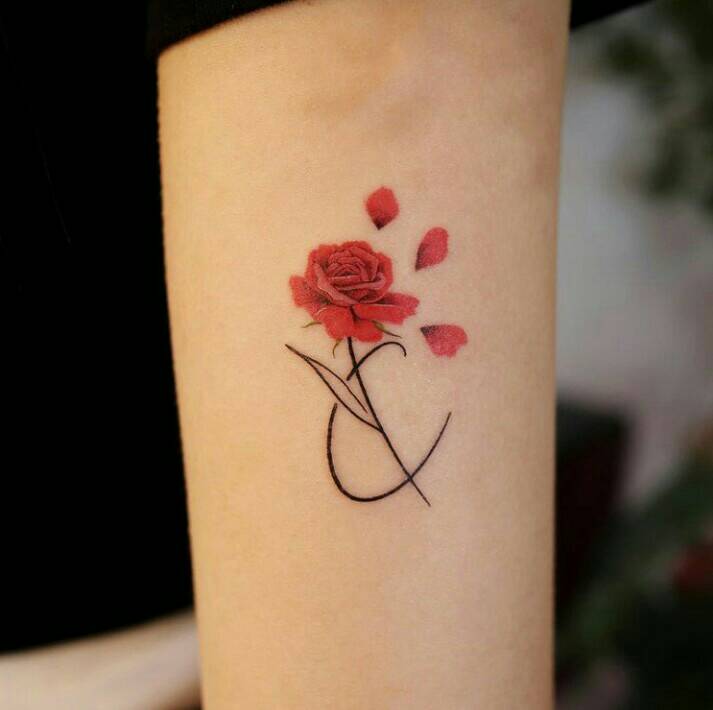 19 Tatouages délicats fleur de rose rouge avec des pétales de la lettre C sur le bras