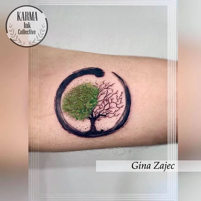 2 TOP 2 Karma Ink Collective Zen Tree Tattoo no braço meio verde e meio sem folhas inscrito em um círculo zen Autor Gina Zajec