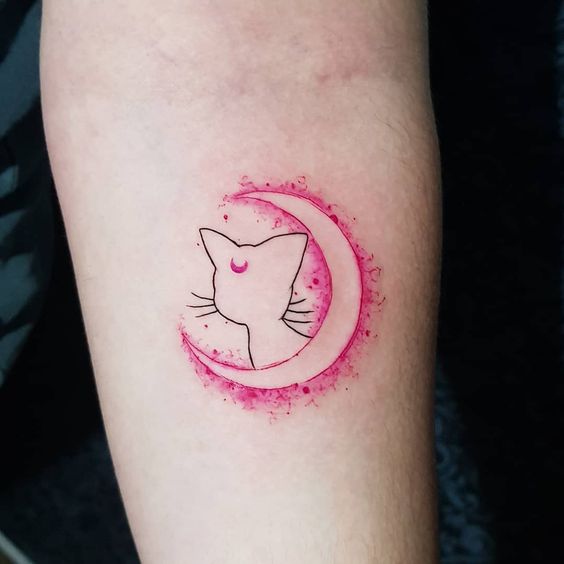 2 TOP 2 der besten Tattoos von Sailor Moon Usagi Bunny Serena Tsukino Moon Cat auf rotem Unterarm und Mond auf umgekehrter Silhouette
