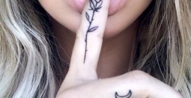 2 TOP 2 Tatuaje en dedos de las manos Pequena Rosa Negra en el Costado del Dedo Indice Mujer Haciendo del Gesto de Silencio
