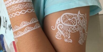 2 TOP 2 Tatuajes con tinta blanca en piel morena Elefante indio y Brazalete Tribal