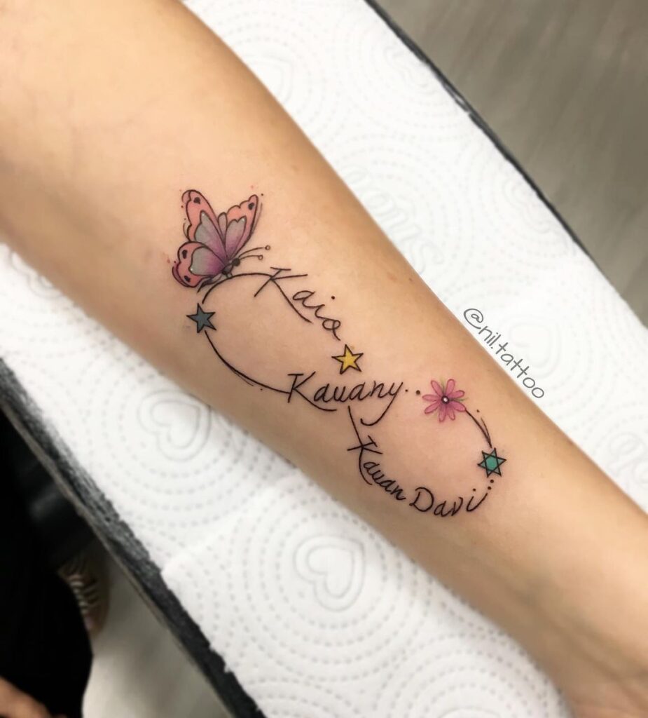 2 TOP 2 Tattoos der unendlichen Liebe in wunderschönen Pastellfarben mit Blumen und Sternen namens Kaio Kauany Kauan Davi und einem lila und rosa Schmetterling