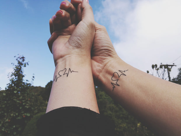 2 TOP 2 Tatuagens de Corações para Casais Irmãs Electro Friends nos pulsos