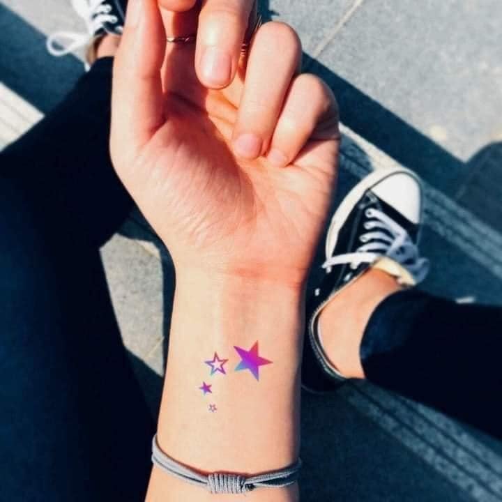 2 TOP 2 tatuagens de estrelas de cores violeta e vermelho no pulso de tamanhos diferentes