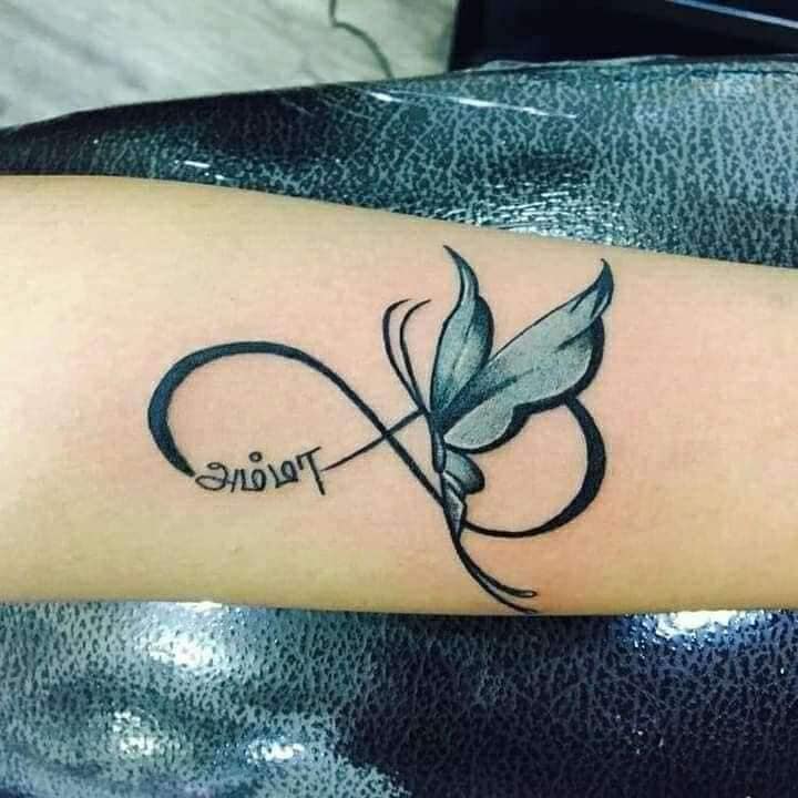 2 TOP 2 Infinity-Tattoos für Schwestern Blauer Schmetterling mit dem Namen der Schwester auf dem Unterarm