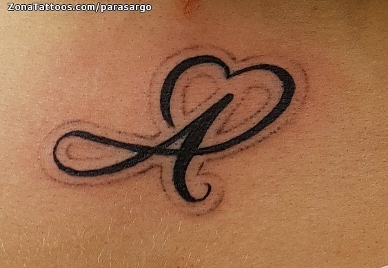 2 TOP 2 Tatuajes de Letras e Iniciales Letra A en negro con corazon y delineada con tinta marron