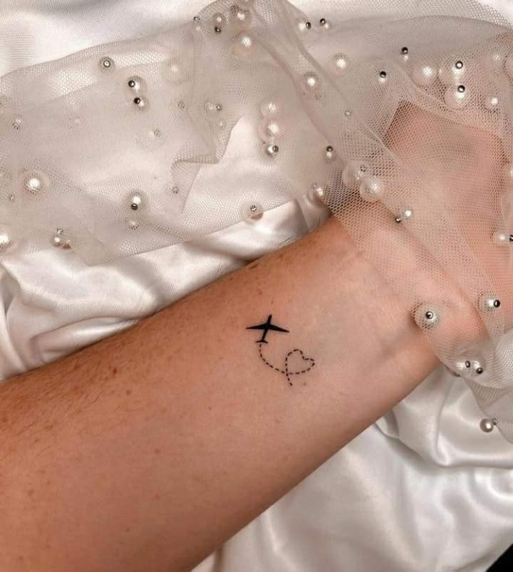21 Tatuaggio di ali di aereo e traiettoria con linea tratteggiata sul polso per gli amanti dei viaggi