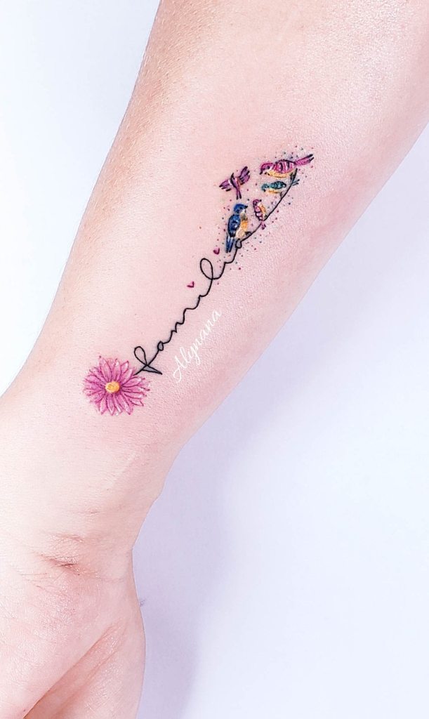 22 Estudio Alynana Tattoo CDMX Familienwort mit rosa Blume Drei Kinder, Mutter und Vater, dargestellt mit Vögeln auf dem Unterarm