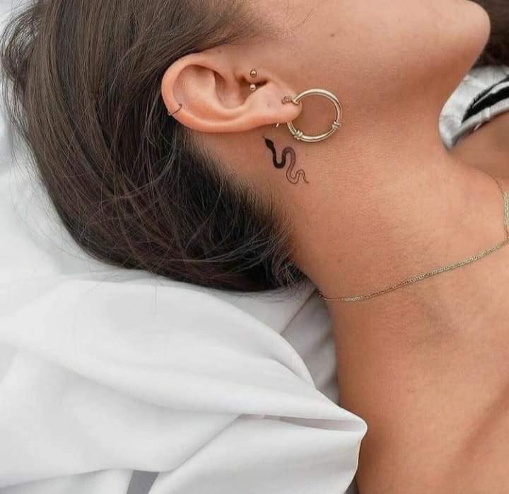 22 Tatuaje de Alas Vivora Serpiente atras de la oreja