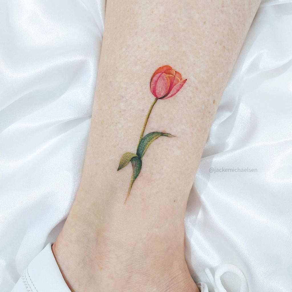 24 Artiste Jacke Michaelsen BR Petits tatouages de bouton de rose sur le mollet