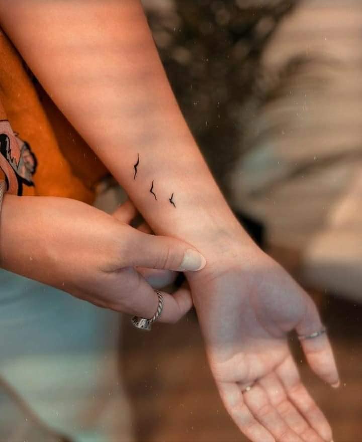 25 tatouage de trois hirondelles sur le dos du poignet