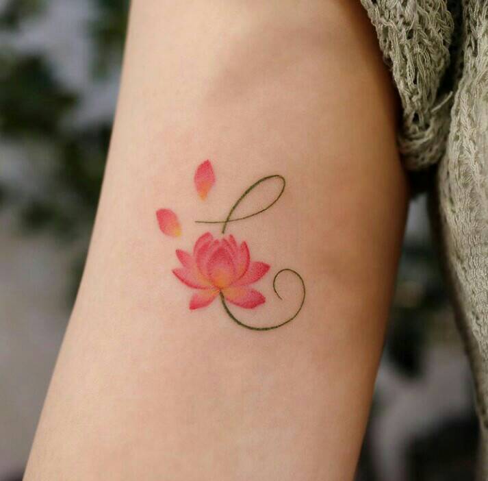 25 Tatuajes Delicados flor roja rosa naranja con letra inicial C en brazo