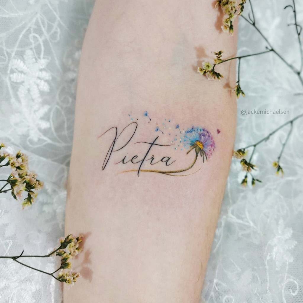 26 tatouages de l'artiste Jacke Michaelsen BR sur le pissenlit de l'avant-bras avec le nom de Pietra
