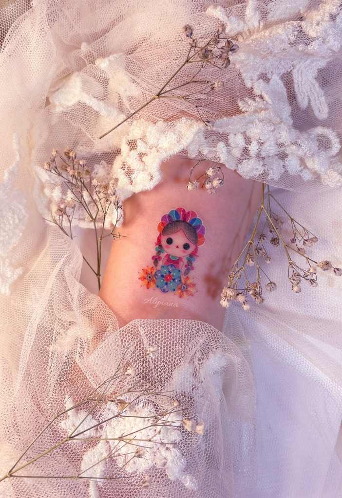 26 Estudio Alynana Tattoo CDMX Doll aux couleurs intenses et trois fleurs