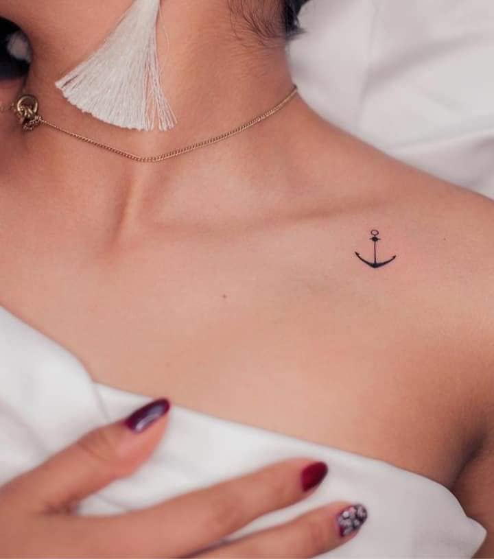 26 Tatuaje de Ancla Pequena en clavicula
