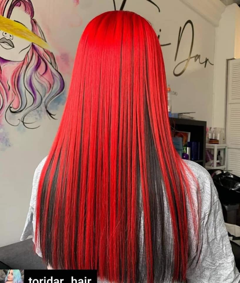 3 TOP 3 Zweifarbiges Haar Underlights Intensives, wildes Rot über dunklem Schwarz, darunter langes, glattes Haar