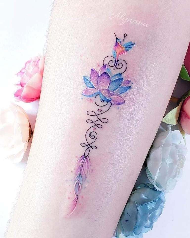 3 TOP 3 Studio Alynana Tattoo CDMX Unalome Fiore di loto Piuma di uccello nei colori viola