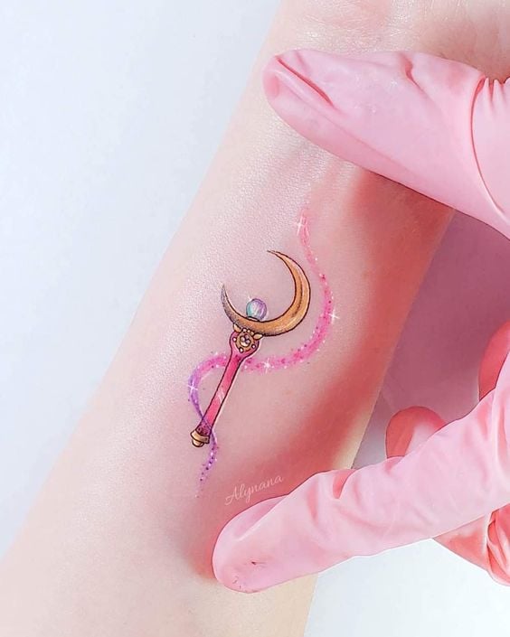 3 TOP 3 Melhores tatuagens de Sailor Moon Usagi Bunny Serena Tsukino Pequeno cetro lunar no braço cores violetas e estrelas