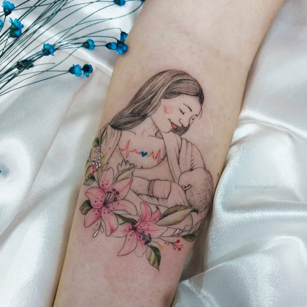 31 Künstlerin Jacke Michaelsen BR tätowiert Mutter, die ihr Baby wiegt, mit Blumen und Cardio auf der Brust der Frau am Unterarm