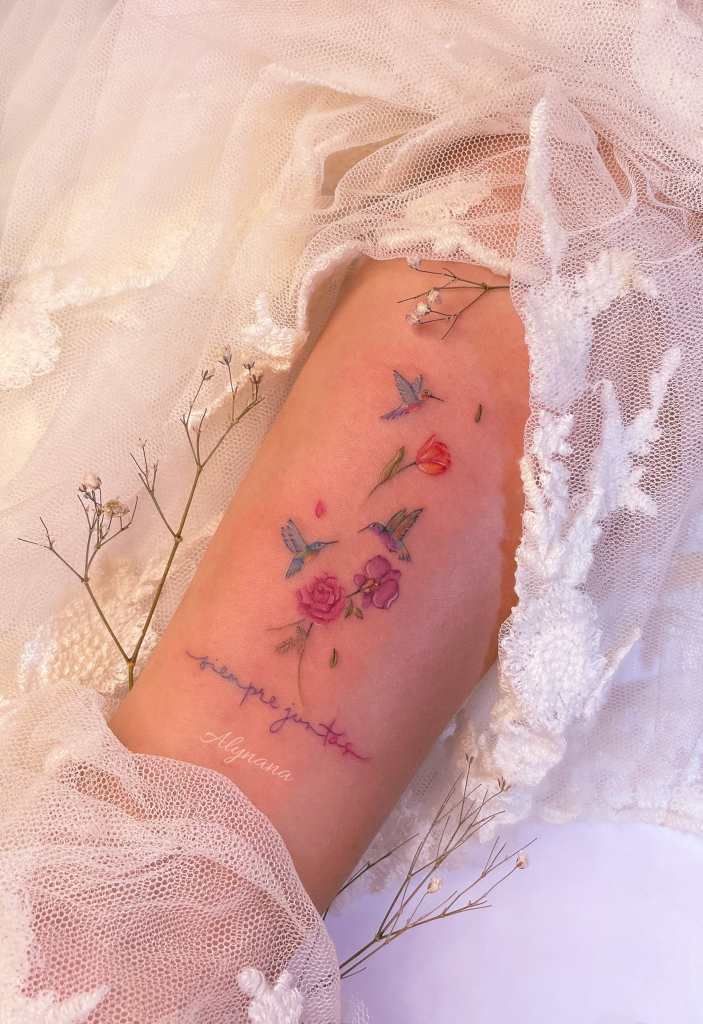 32 Studio Alynana Tattoo CDMX Fiori delicati Tre colibrì e frase Sempre insieme per la famiglia o gli amici