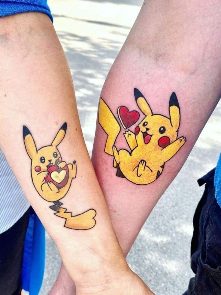 34 tatuaggi per coppie di personaggi Pokemon con cuori gialli e rossi sull'avambraccio