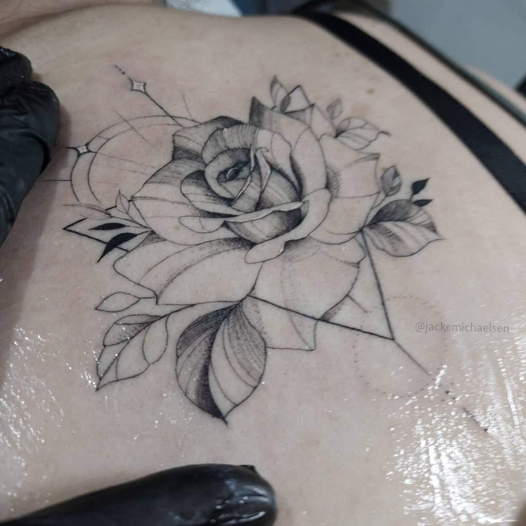 35 tatouages de rose noire de l'artiste Jacke Michaelsen BR sur le dos