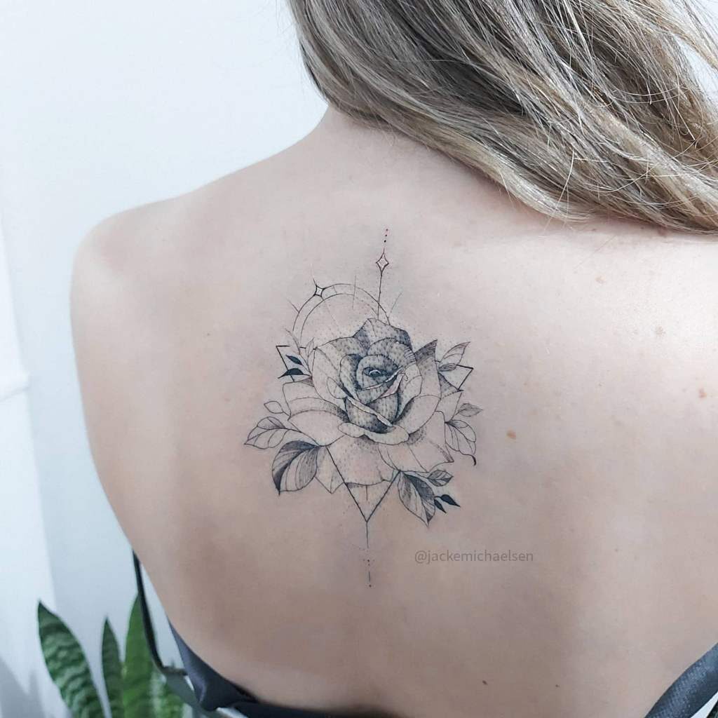 36 Artista Jacke Michaelsen BR Tattoos Rosa preta nas costas com alguns geométricos