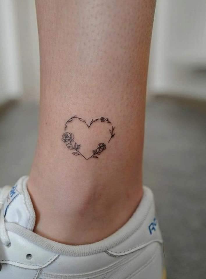 38 Thin Heart Tattoo com duas rosas negras e folhas no tornozelo