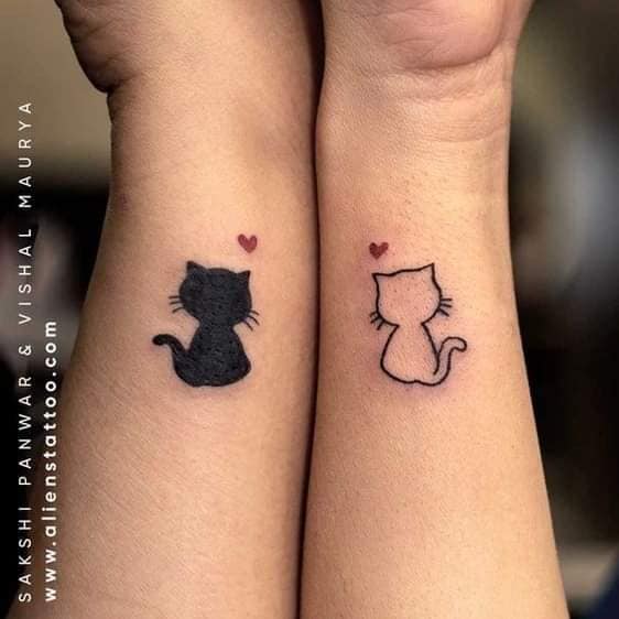 38 tatuagens para casais gatinho preto e branco na lateral do antebraço e coração pequeno