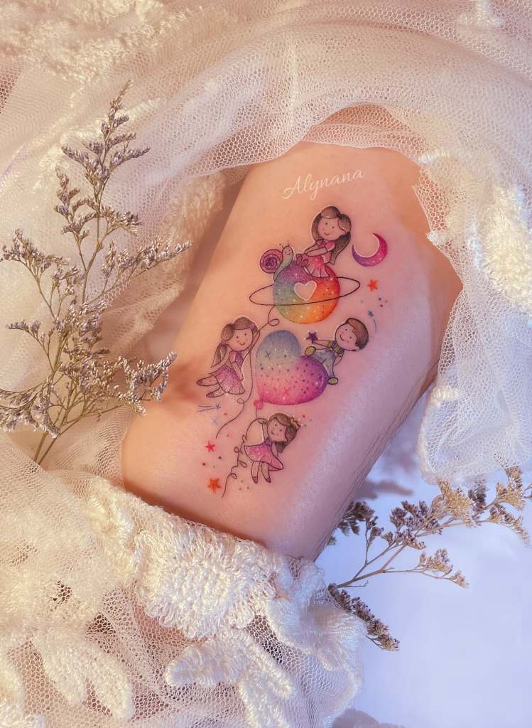 4 Alynana Tattoo Studio CDMX Heart and Planet mit drei Mädchentöchtern und einem Jungensohn für Mutter mit Mond und Schnecke in wunderschönen Farben