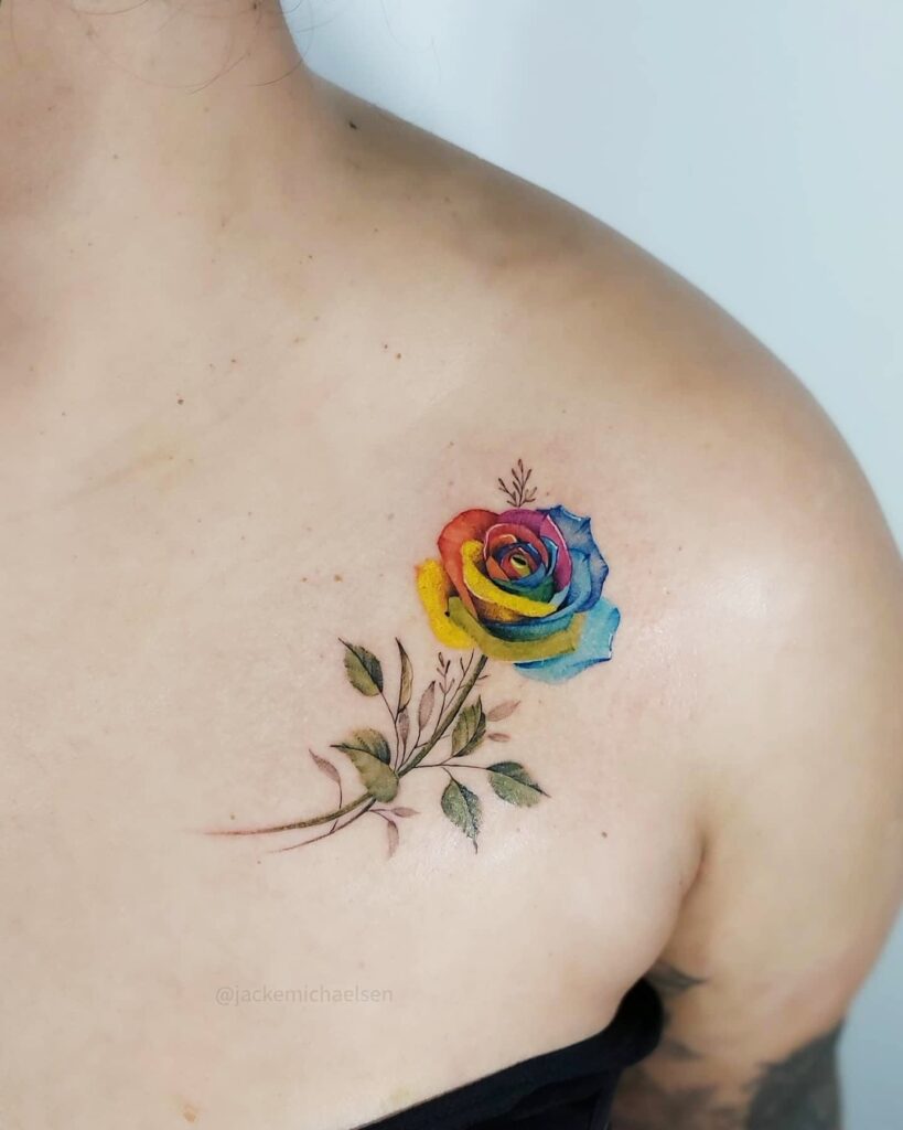 4 TOP 4 Künstler Jacke Michaelsen BR Tattoos Rose mit gelb-blauen und roten Blütenblättern kombiniert mit grünem Schlüsselbeinstiel mit Blättern