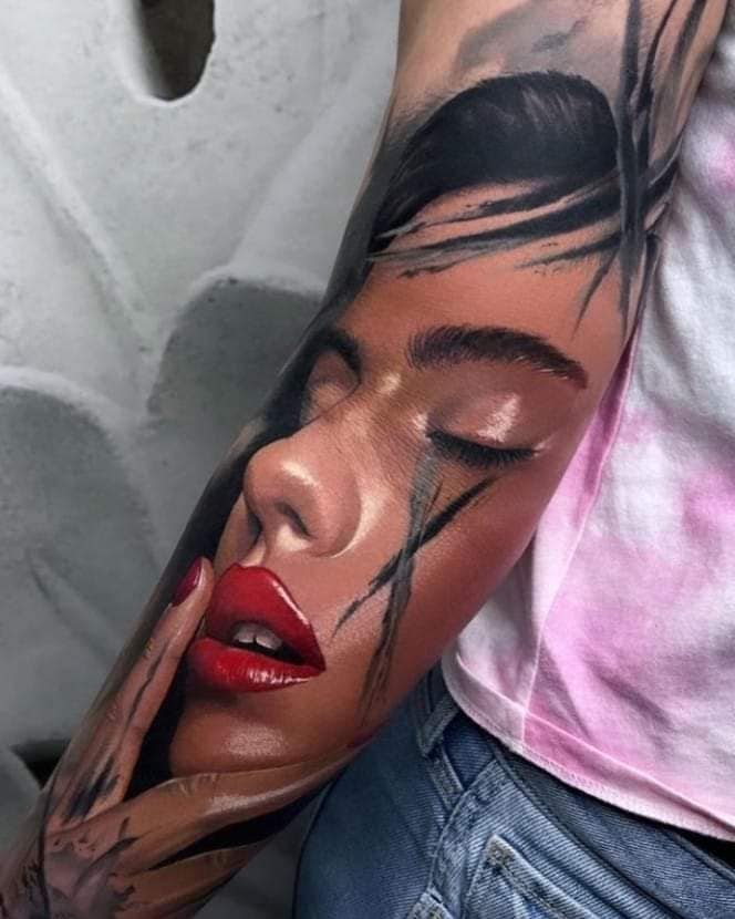 4 TOP 4 Tatuajes Mujer mas gustados julio parte 2 Realista Obra de Arte mujer con labios rojos en 3D todo el antebrazo