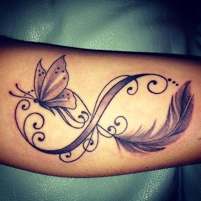 4 TOP 4 Tatuajes de Amor Infinito en Negro con Mariposa y pluma y adornos de firuletes