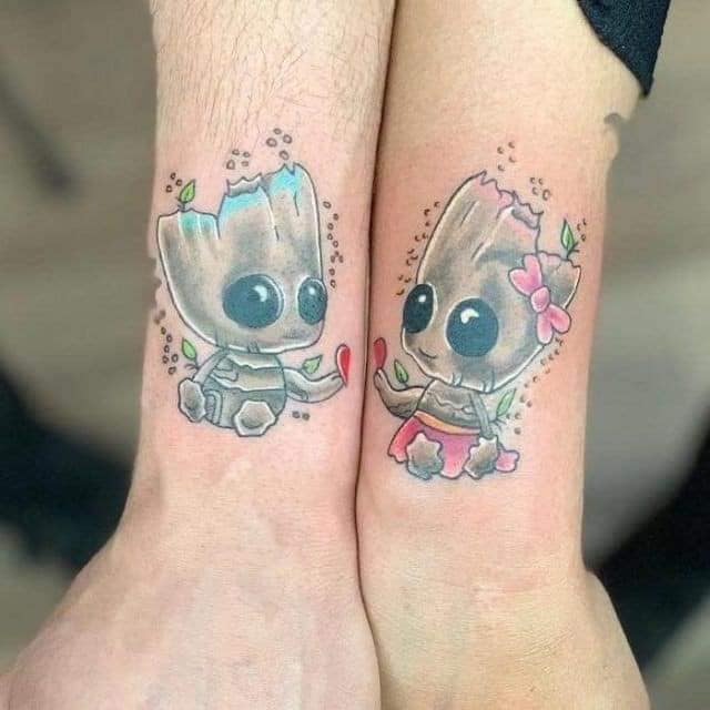 4 TOP 4 Tattoos für Paare von Charakteren und mehr Guardians of the Galaxy Baby Groot mit halbem Herzen an den Handgelenken